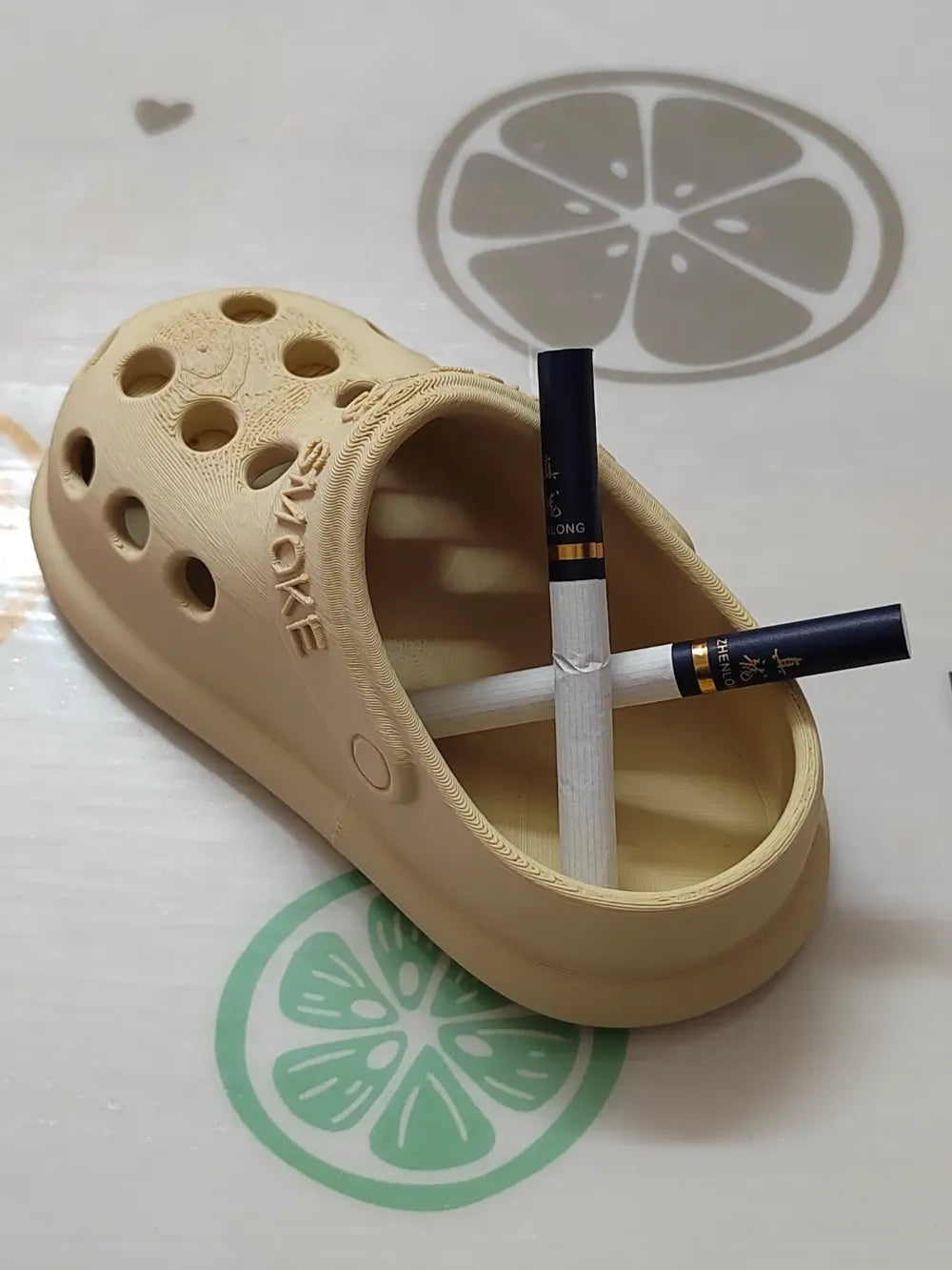 Cenicero con forma de crocs