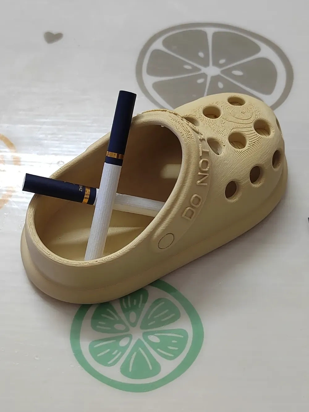Cenicero con forma de crocs