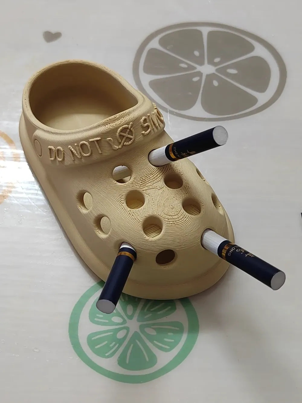 Cenicero con forma de crocs
