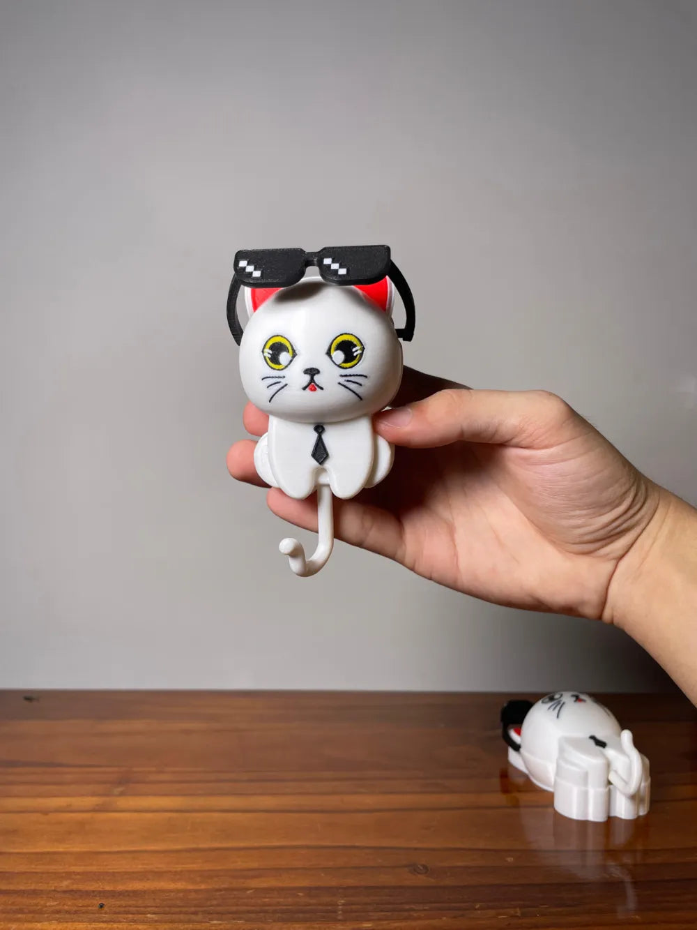 Colgador gato con anteojos