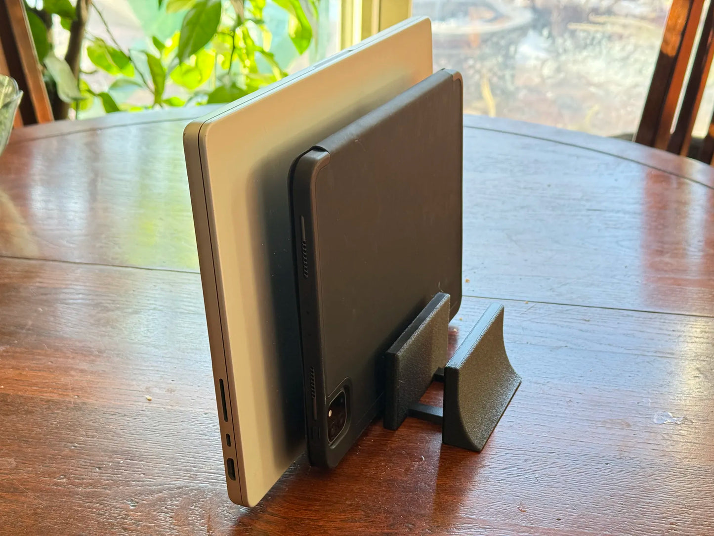 Soporte vertical modular para portátil, tableta y teléfono