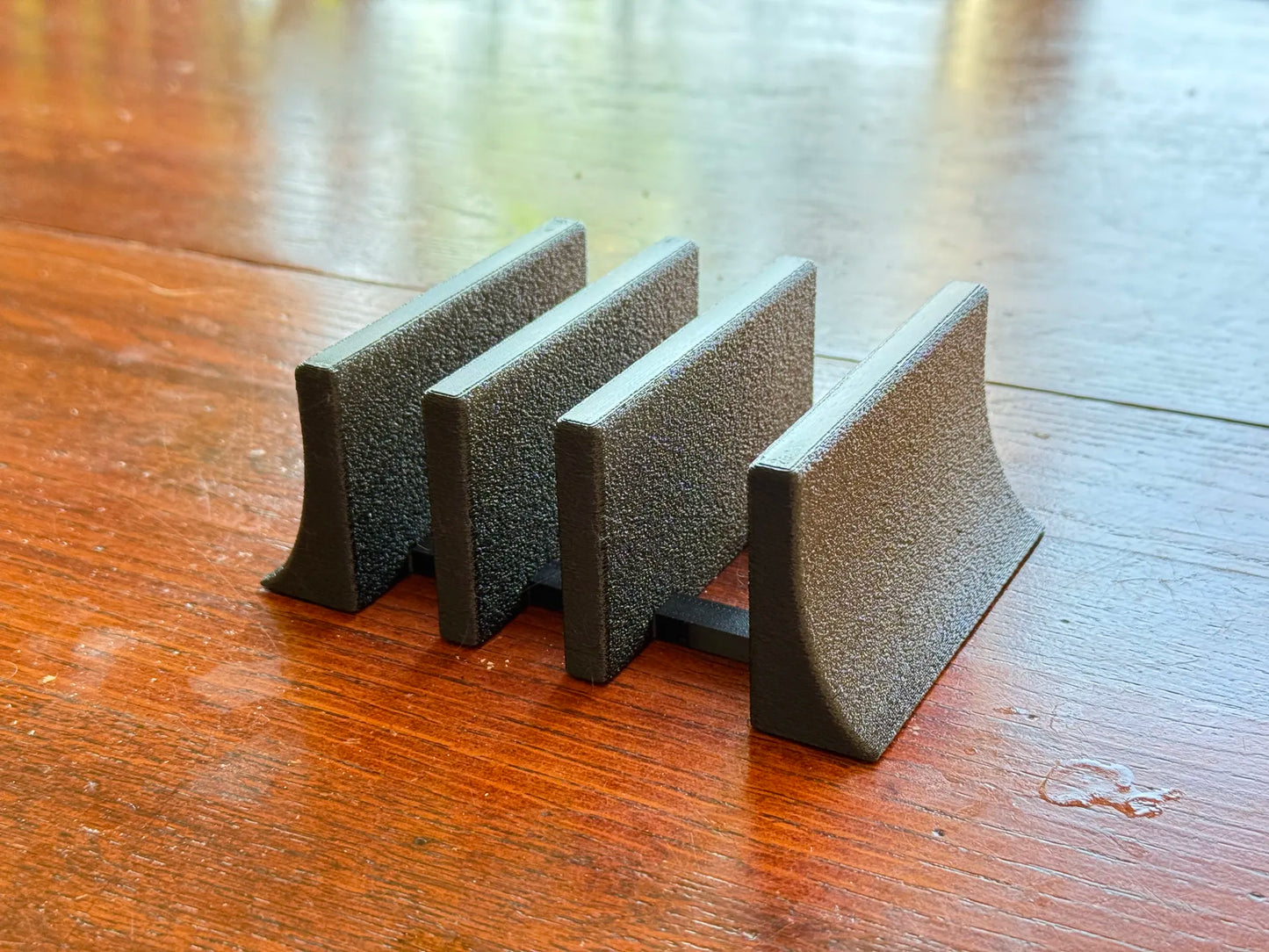 Soporte vertical modular para portátil, tableta y teléfono