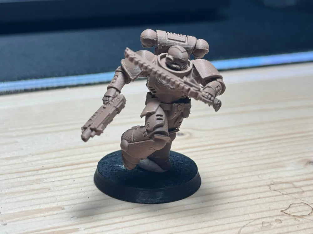 Figura WarHammer Space Marine Con Espada De Cadenas 40K